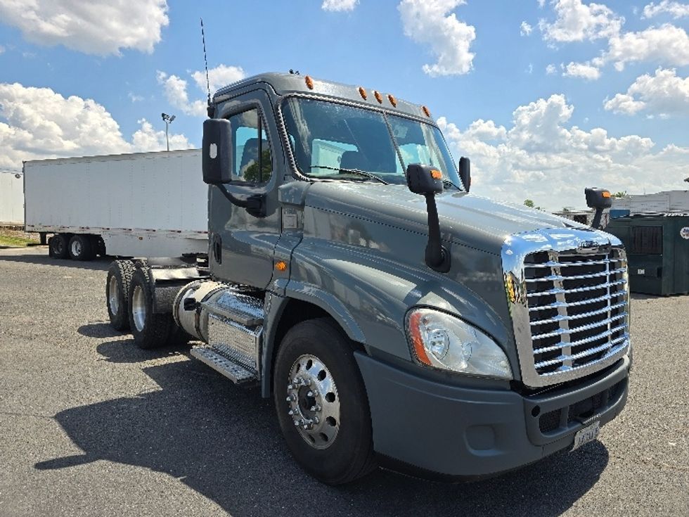 2017 Freightliner Cascadia 12564ST Day Cab Tractor