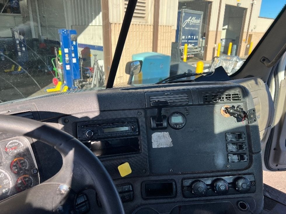 Day Cab Tractor-Heavy Duty Tractors-Freightliner-2017-Cascadia 12564ST-Indianapolis-IN-196,421\n\t\tmiles-$ 31,750 - Image 10