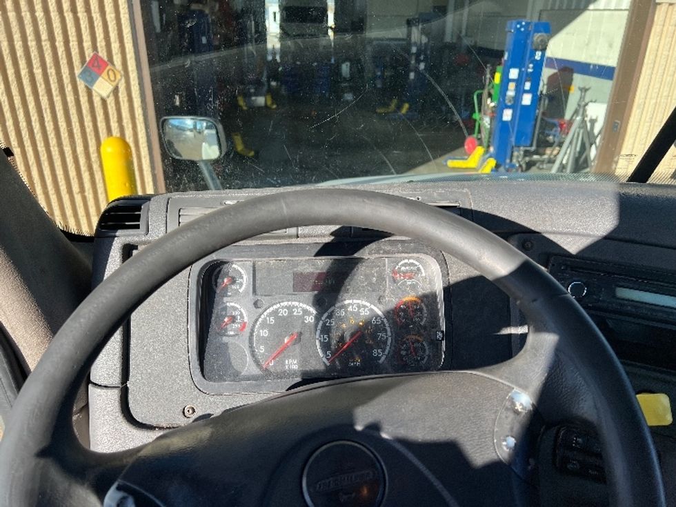 Day Cab Tractor-Heavy Duty Tractors-Freightliner-2017-Cascadia 12564ST-Indianapolis-IN-196,421\n\t\tmiles-$ 31,750 - Image 11