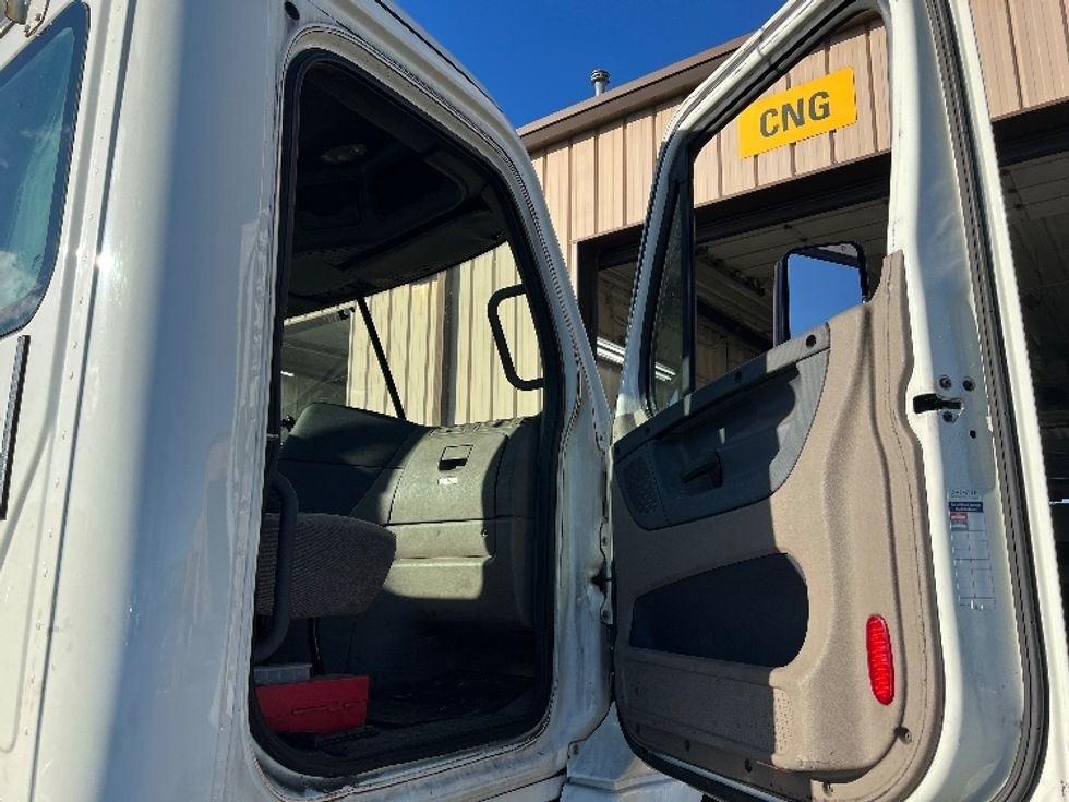 Day Cab Tractor-Heavy Duty Tractors-Freightliner-2017-Cascadia 12564ST-Indianapolis-IN-196,421\n\t\tmiles-$ 31,750 - Image 12