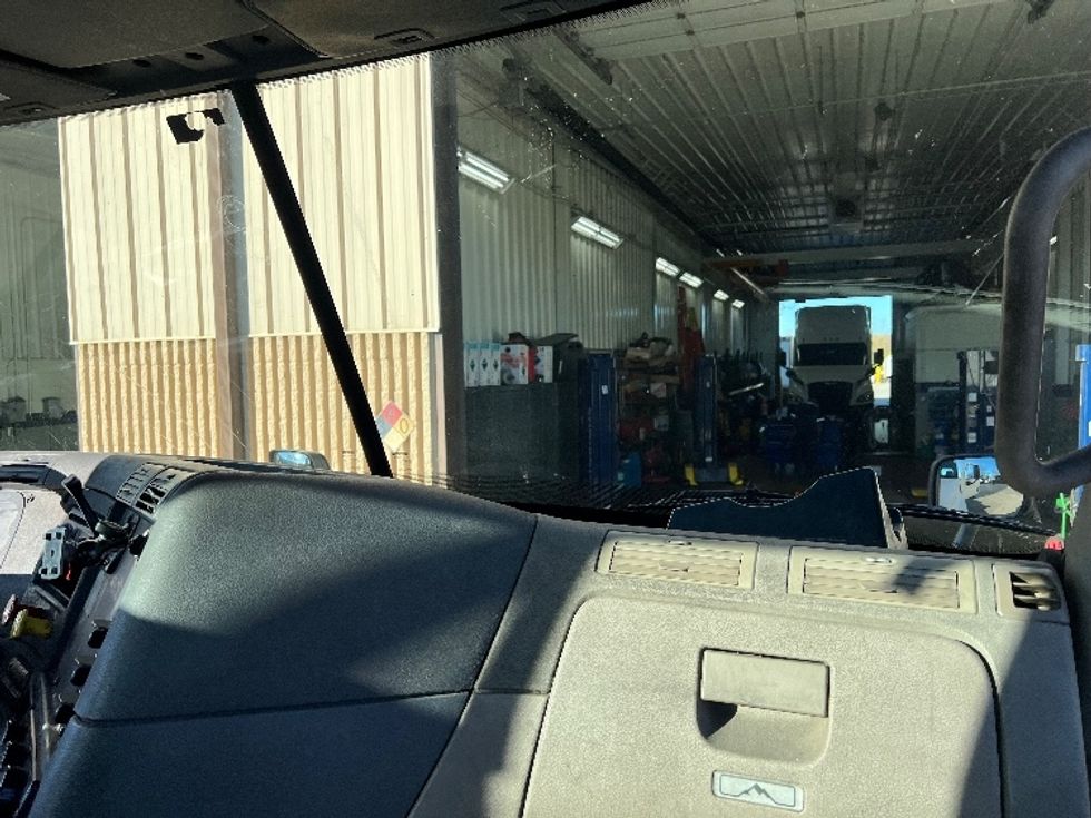 Day Cab Tractor-Heavy Duty Tractors-Freightliner-2017-Cascadia 12564ST-Indianapolis-IN-196,421\n\t\tmiles-$ 31,750 - Image 13