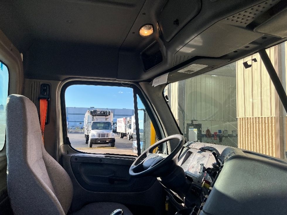 Day Cab Tractor-Heavy Duty Tractors-Freightliner-2017-Cascadia 12564ST-Indianapolis-IN-196,421\n\t\tmiles-$ 31,750 - Image 14