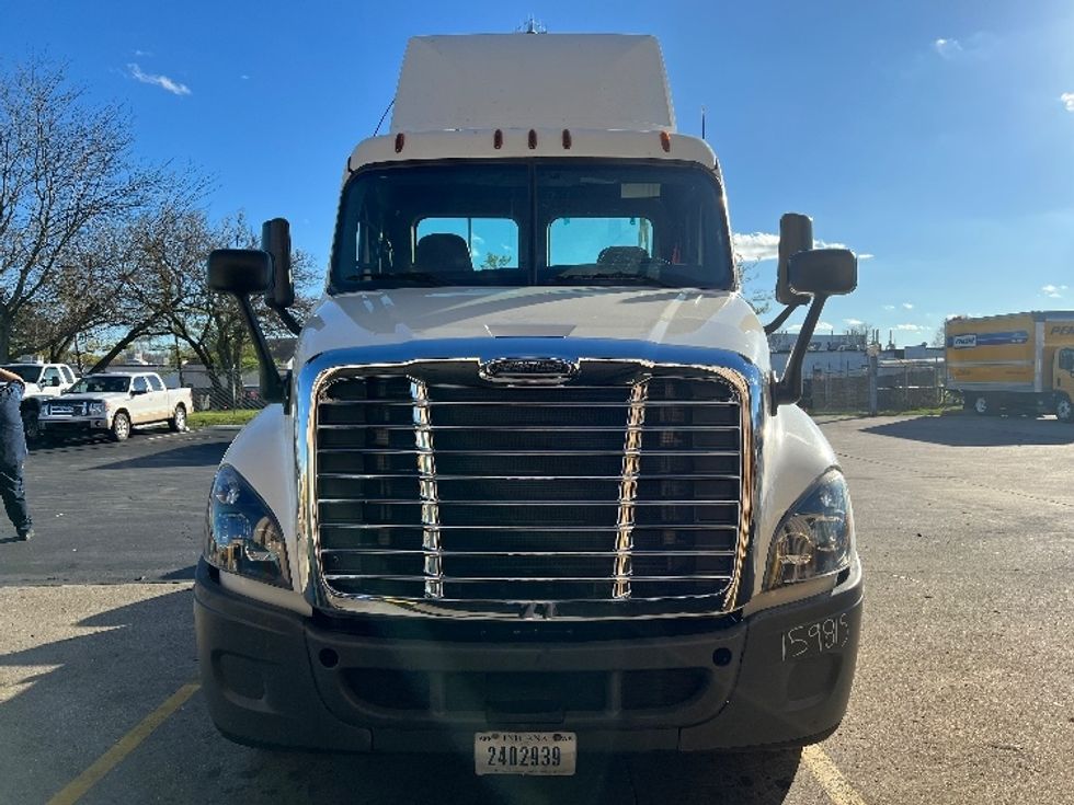 Day Cab Tractor-Heavy Duty Tractors-Freightliner-2017-Cascadia 12564ST-Indianapolis-IN-196,421\n\t\tmiles-$ 31,750 - Image 2