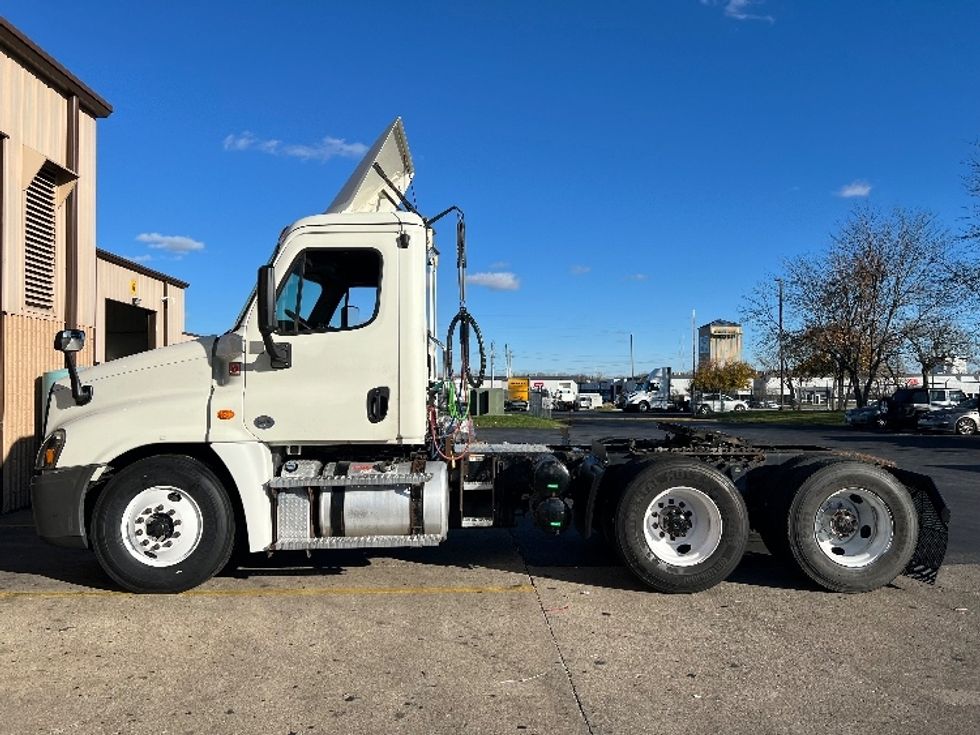 Day Cab Tractor-Heavy Duty Tractors-Freightliner-2017-Cascadia 12564ST-Indianapolis-IN-196,421\n\t\tmiles-$ 31,750 - Image 4