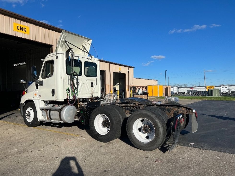 Day Cab Tractor-Heavy Duty Tractors-Freightliner-2017-Cascadia 12564ST-Indianapolis-IN-196,421\n\t\tmiles-$ 31,750 - Image 5