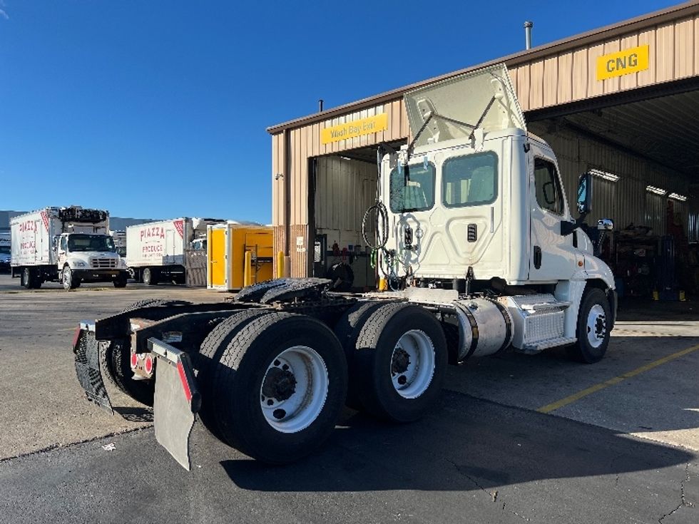 Day Cab Tractor-Heavy Duty Tractors-Freightliner-2017-Cascadia 12564ST-Indianapolis-IN-196,421\n\t\tmiles-$ 31,750 - Image 7