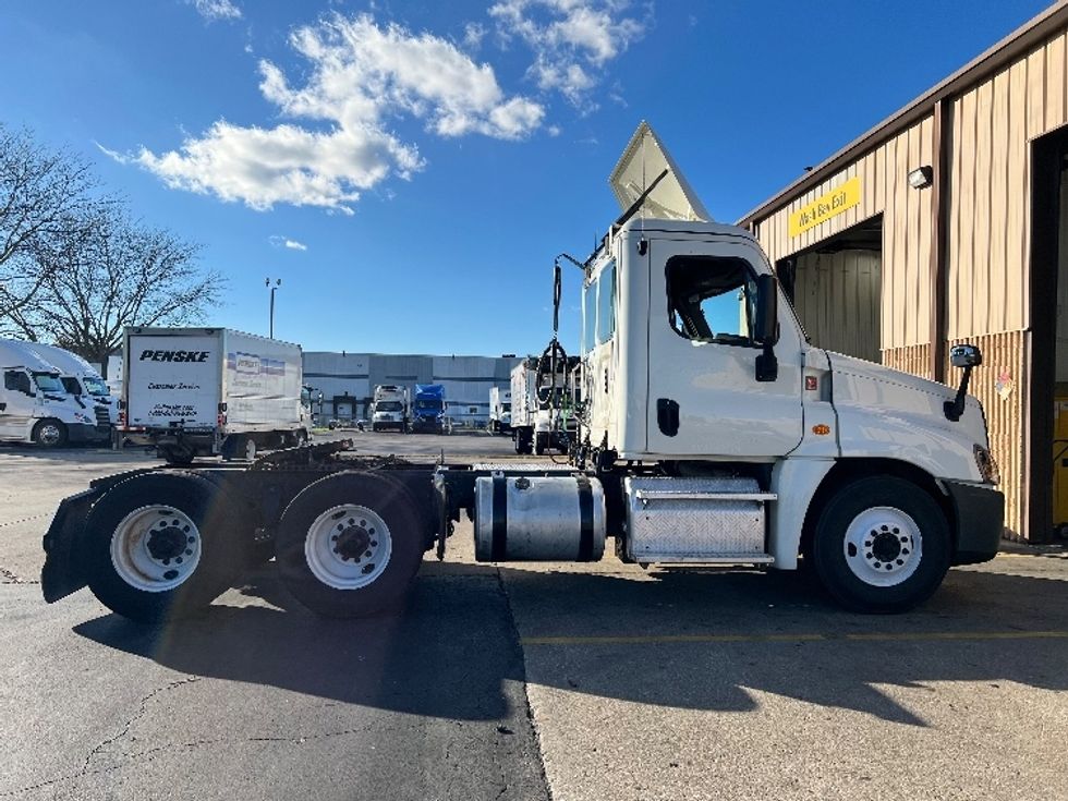 Day Cab Tractor-Heavy Duty Tractors-Freightliner-2017-Cascadia 12564ST-Indianapolis-IN-196,421\n\t\tmiles-$ 31,750 - Image 8