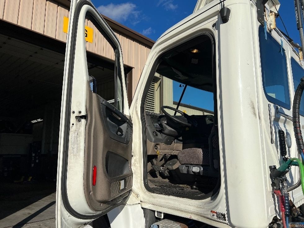 Day Cab Tractor-Heavy Duty Tractors-Freightliner-2017-Cascadia 12564ST-Indianapolis-IN-196,421\n\t\tmiles-$ 31,750 - Image 9