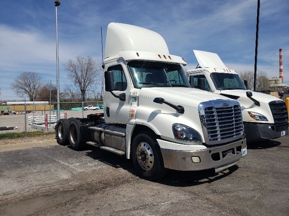 Day Cab Tractor-Heavy Duty Tractors-Freightliner-2017-Cascadia 12564ST-Kansas City-MO-574,084\n\t\tmiles-$ 32,000 - Image 1
