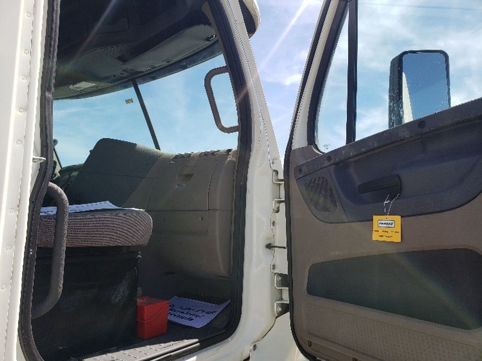 Day Cab Tractor-Heavy Duty Tractors-Freightliner-2017-Cascadia 12564ST-Kansas City-MO-574,084\n\t\tmiles-$ 32,000 - Image 12