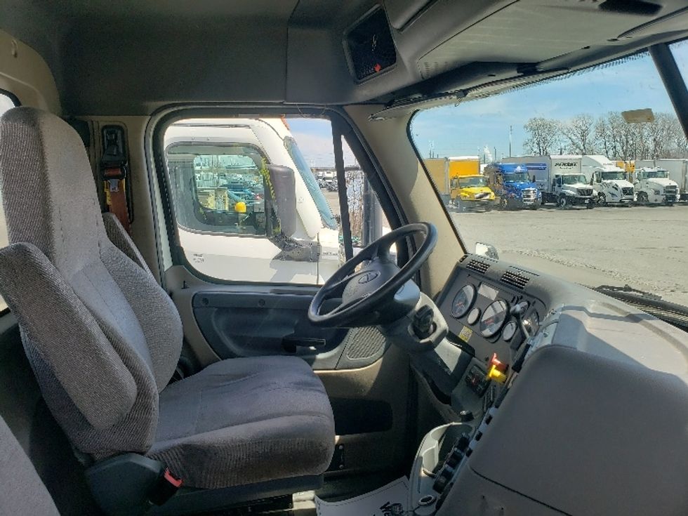 Day Cab Tractor-Heavy Duty Tractors-Freightliner-2017-Cascadia 12564ST-Kansas City-MO-574,084\n\t\tmiles-$ 32,000 - Image 14