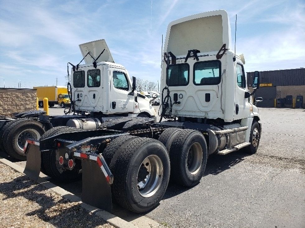 Day Cab Tractor-Heavy Duty Tractors-Freightliner-2017-Cascadia 12564ST-Kansas City-MO-574,084\n\t\tmiles-$ 32,000 - Image 7
