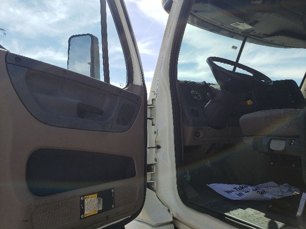 Day Cab Tractor-Heavy Duty Tractors-Freightliner-2017-Cascadia 12564ST-Kansas City-MO-574,084\n\t\tmiles-$ 32,000 - Image 9