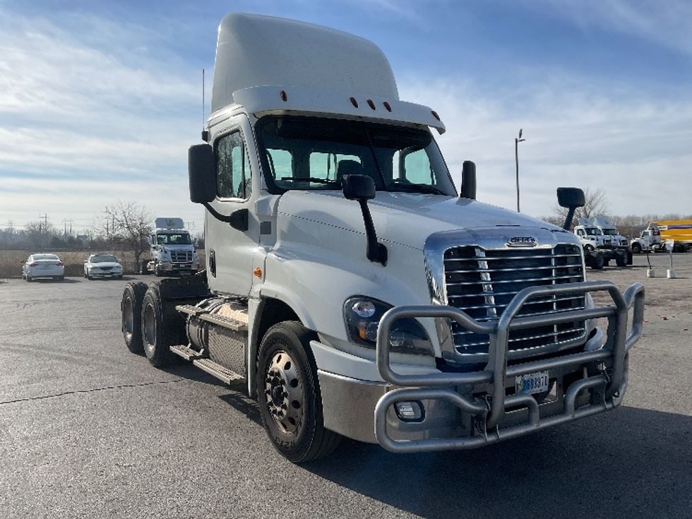 Day Cab Tractor-Heavy Duty Tractors-Freightliner-2017-Cascadia 12564ST-Kansas City-MO-587,846\n\t\tmiles-$ 31,000 - Image 1