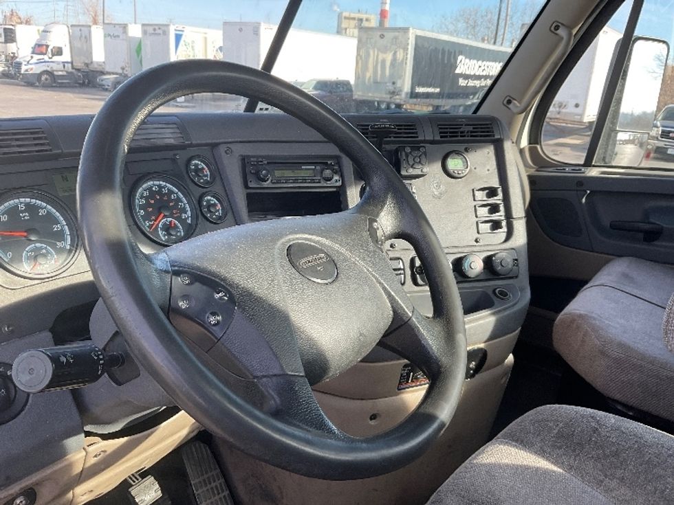 Day Cab Tractor-Heavy Duty Tractors-Freightliner-2017-Cascadia 12564ST-Kansas City-MO-587,846\n\t\tmiles-$ 31,000 - Image 10