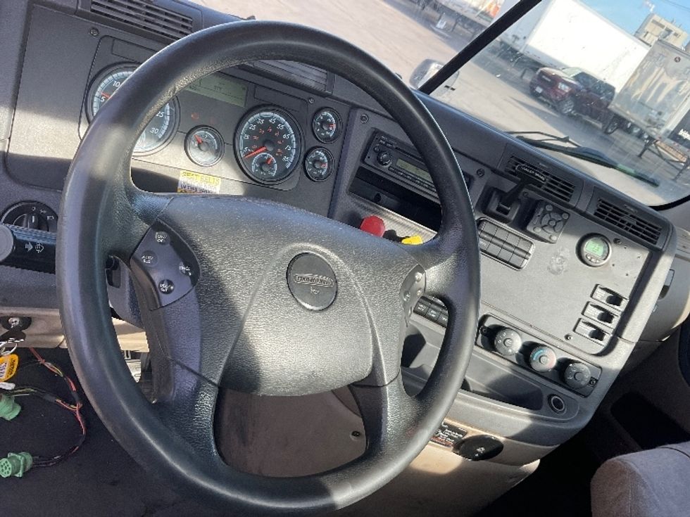 Day Cab Tractor-Heavy Duty Tractors-Freightliner-2017-Cascadia 12564ST-Kansas City-MO-587,846\n\t\tmiles-$ 31,000 - Image 11