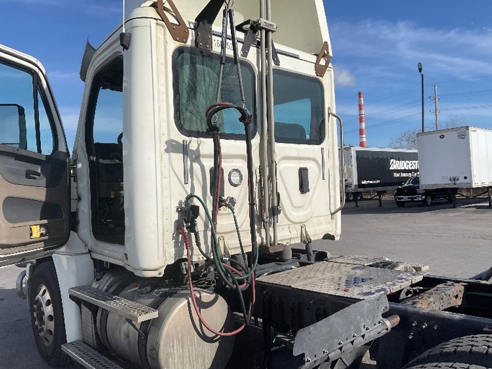 Day Cab Tractor-Heavy Duty Tractors-Freightliner-2017-Cascadia 12564ST-Kansas City-MO-587,846\n\t\tmiles-$ 31,000 - Image 18
