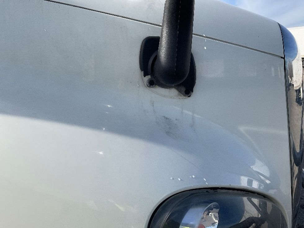 Day Cab Tractor-Heavy Duty Tractors-Freightliner-2017-Cascadia 12564ST-Kansas City-MO-587,846\n\t\tmiles-$ 31,000 - Image 21