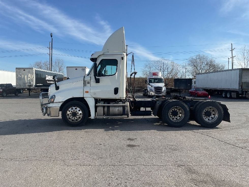 Day Cab Tractor-Heavy Duty Tractors-Freightliner-2017-Cascadia 12564ST-Kansas City-MO-587,846\n\t\tmiles-$ 31,000 - Image 4
