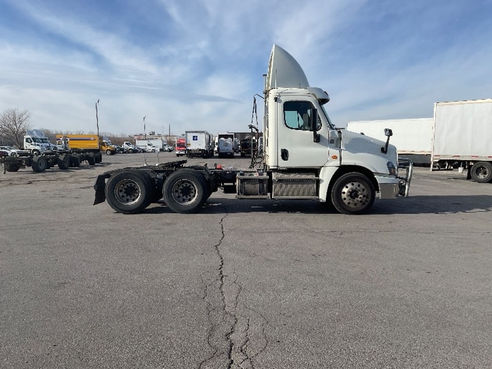 Day Cab Tractor-Heavy Duty Tractors-Freightliner-2017-Cascadia 12564ST-Kansas City-MO-587,846\n\t\tmiles-$ 31,000 - Image 8