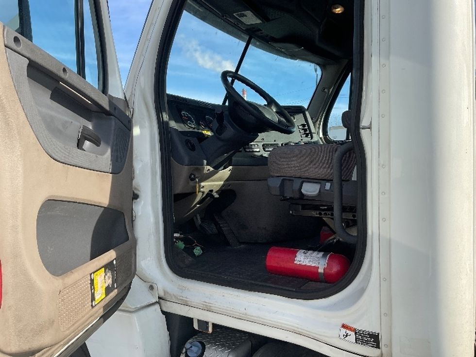 Day Cab Tractor-Heavy Duty Tractors-Freightliner-2017-Cascadia 12564ST-Kansas City-MO-587,846\n\t\tmiles-$ 31,000 - Image 9