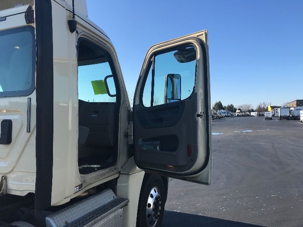 Day Cab Tractor-Heavy Duty Tractors-Freightliner-2017-Cascadia 12564ST-Lancaster-PA-430,295\n\t\tmiles-$ 28,500 - Image 12