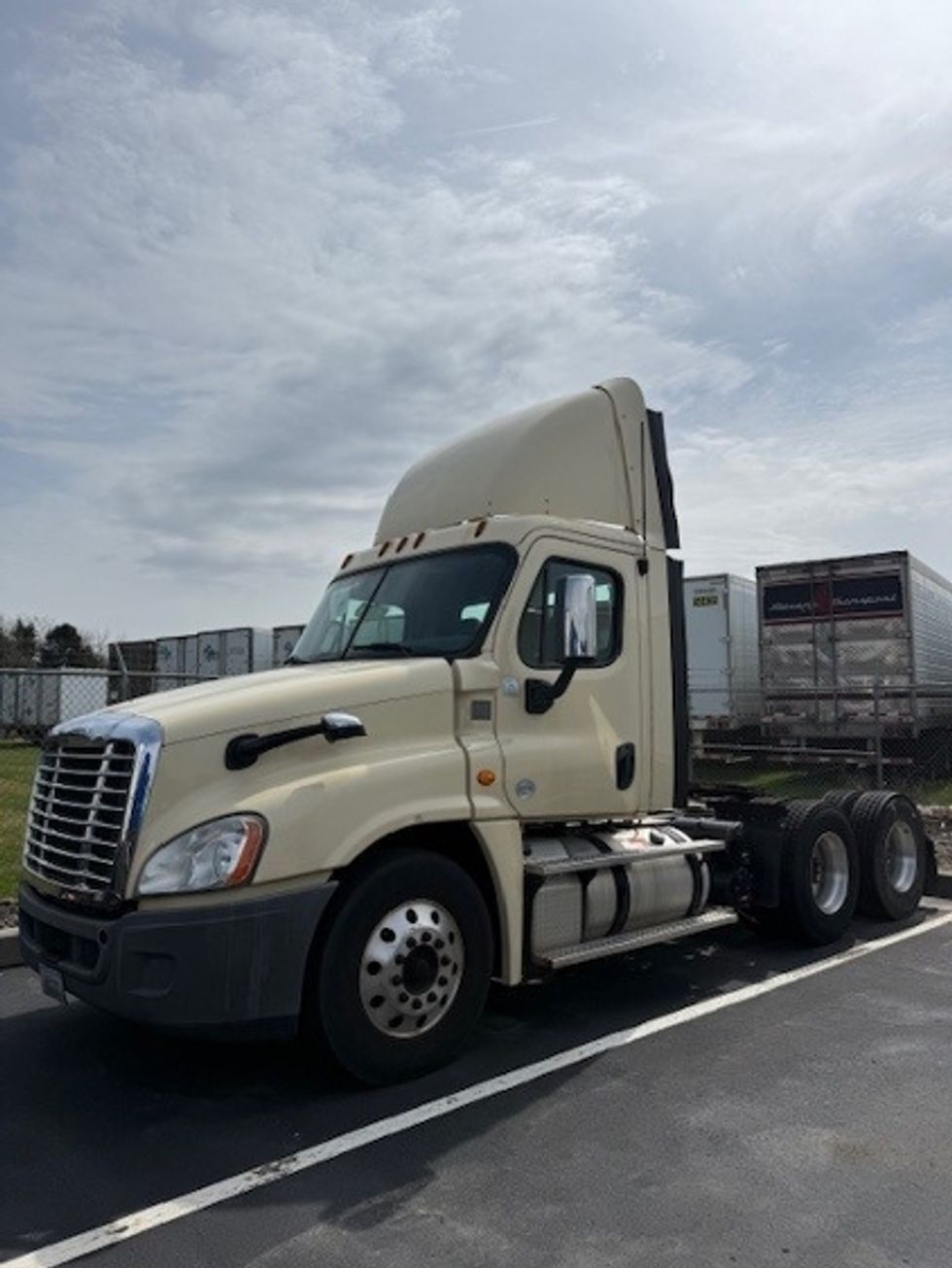 Day Cab Tractor-Heavy Duty Tractors-Freightliner-2017-Cascadia 12564ST-Lancaster-PA-430,295\n\t\tmiles-$ 28,500 - Image 3