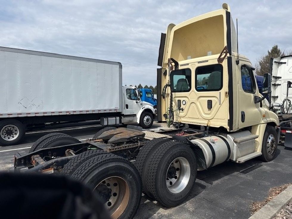 Day Cab Tractor-Heavy Duty Tractors-Freightliner-2017-Cascadia 12564ST-Lancaster-PA-430,295\n\t\tmiles-$ 28,500 - Image 7