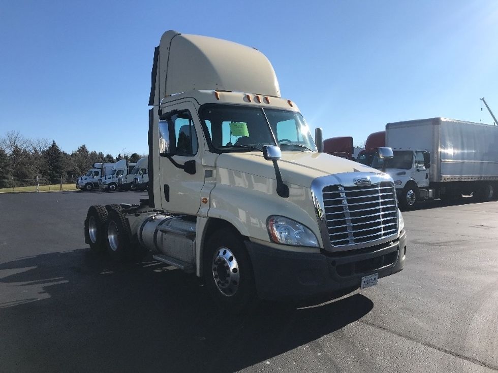 Day Cab Tractor-Heavy Duty Tractors-Freightliner-2017-Cascadia 12564ST-Lancaster-PA-430,295\n\t\tmiles-$ 35,500 - Image 1