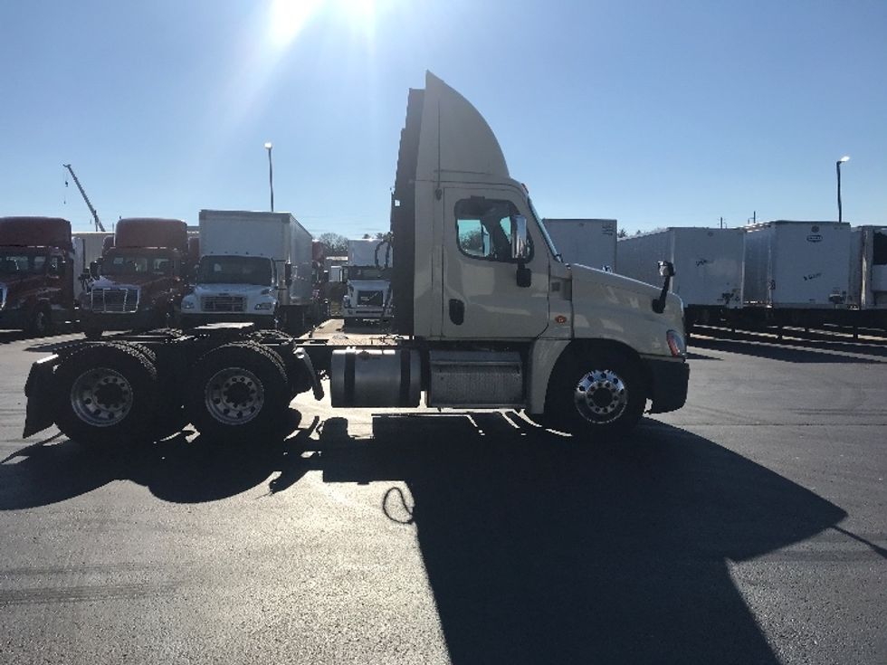 Day Cab Tractor-Heavy Duty Tractors-Freightliner-2017-Cascadia 12564ST-Lancaster-PA-430,295\n\t\tmiles-$ 35,500 - Image 8