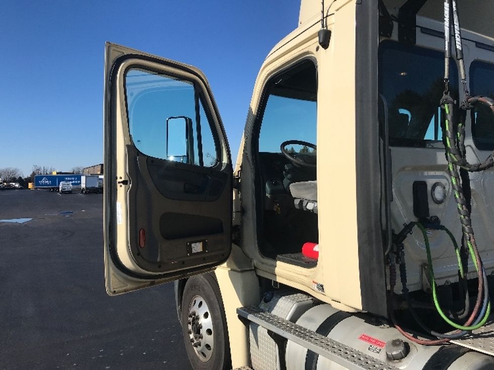 Day Cab Tractor-Heavy Duty Tractors-Freightliner-2017-Cascadia 12564ST-Lancaster-PA-430,295\n\t\tmiles-$ 35,500 - Image 9