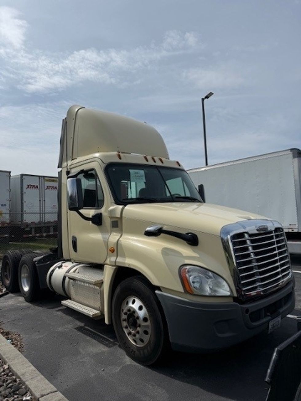 Day Cab Tractor-Heavy Duty Tractors-Freightliner-2017-Cascadia 12564ST-Lancaster-PA-430,296\n\t\tmiles-$ 27,500 - Image 1