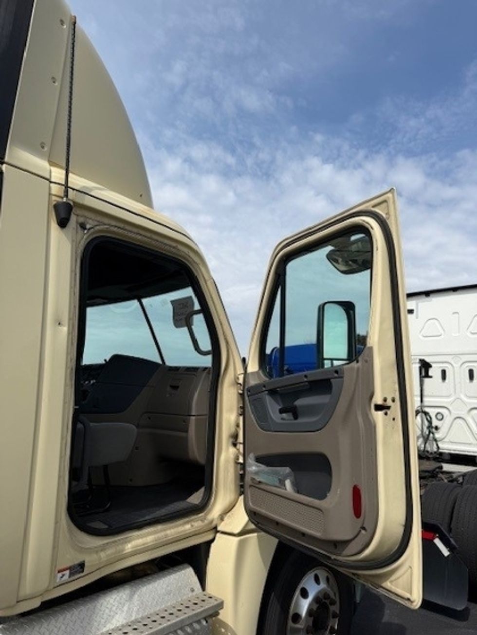Day Cab Tractor-Heavy Duty Tractors-Freightliner-2017-Cascadia 12564ST-Lancaster-PA-430,296\n\t\tmiles-$ 27,500 - Image 10