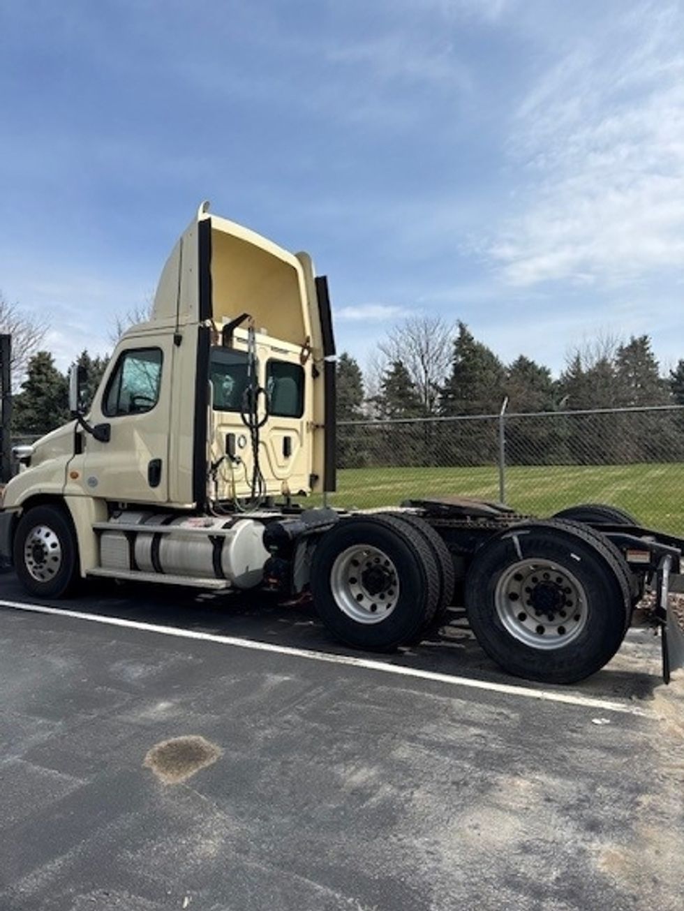 Day Cab Tractor-Heavy Duty Tractors-Freightliner-2017-Cascadia 12564ST-Lancaster-PA-430,296\n\t\tmiles-$ 27,500 - Image 4