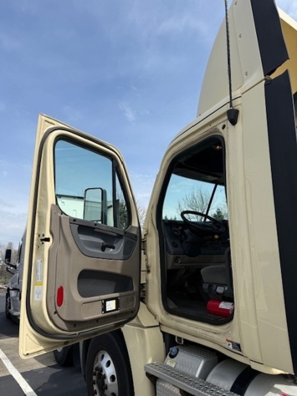 Day Cab Tractor-Heavy Duty Tractors-Freightliner-2017-Cascadia 12564ST-Lancaster-PA-430,296\n\t\tmiles-$ 27,500 - Image 5