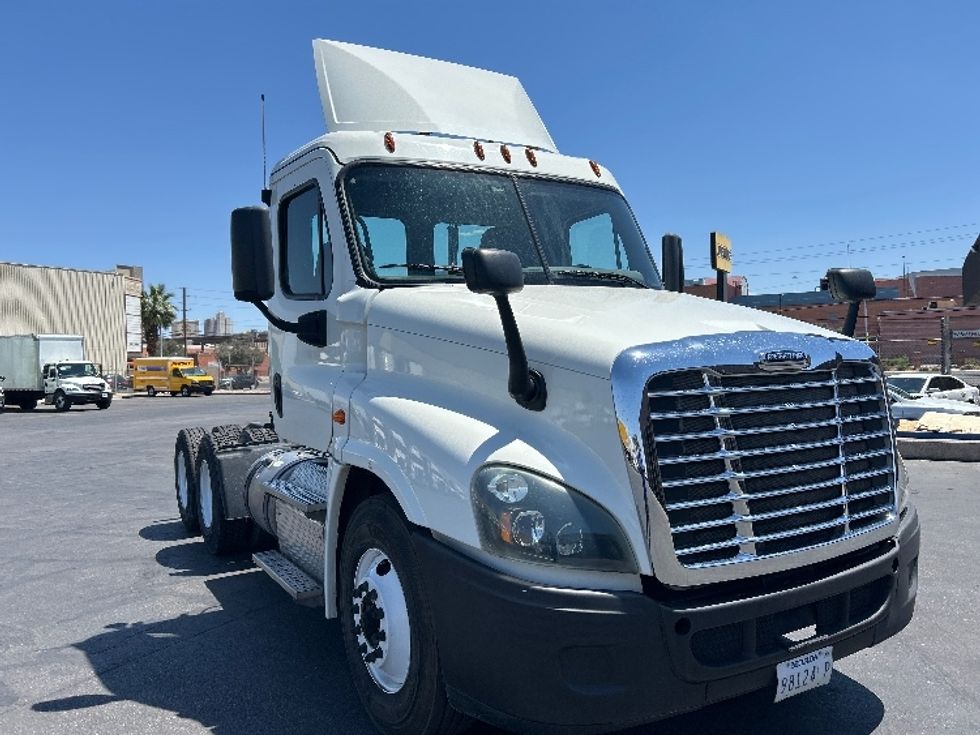 Day Cab Tractor-Heavy Duty Tractors-Freightliner-2017-Cascadia 12564ST-Las Vegas-NV-108,743\n\t\tmiles-$ 39,250 - Image 1
