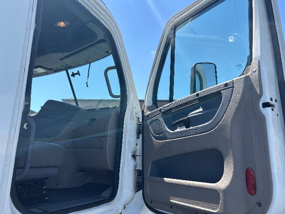 Day Cab Tractor-Heavy Duty Tractors-Freightliner-2017-Cascadia 12564ST-Las Vegas-NV-108,743\n\t\tmiles-$ 39,250 - Image 12