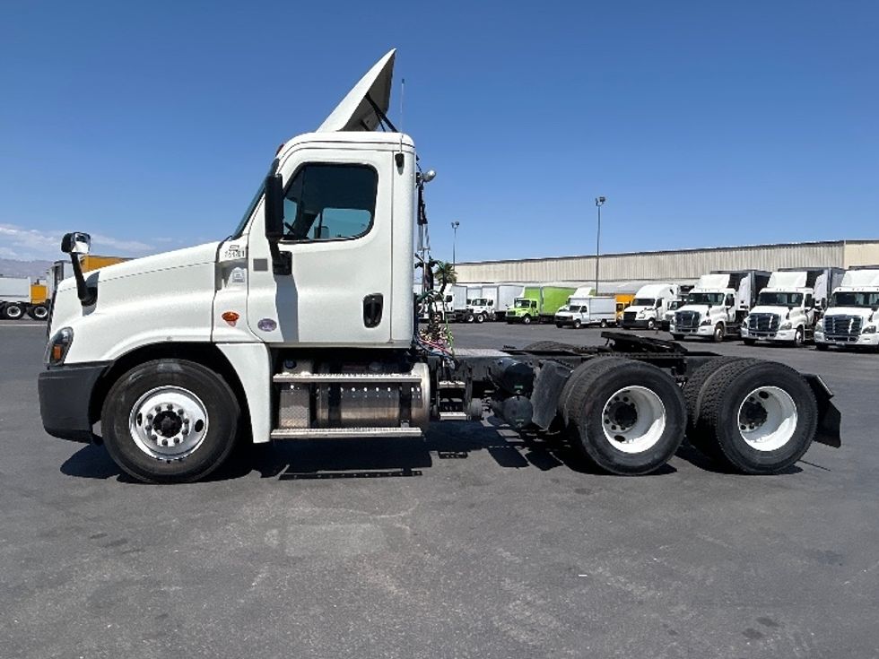 Day Cab Tractor-Heavy Duty Tractors-Freightliner-2017-Cascadia 12564ST-Las Vegas-NV-108,743\n\t\tmiles-$ 39,250 - Image 4