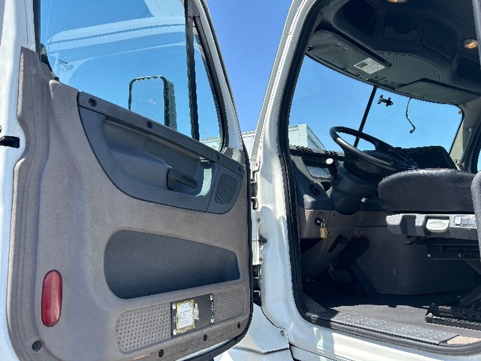Day Cab Tractor-Heavy Duty Tractors-Freightliner-2017-Cascadia 12564ST-Las Vegas-NV-108,743\n\t\tmiles-$ 39,250 - Image 9