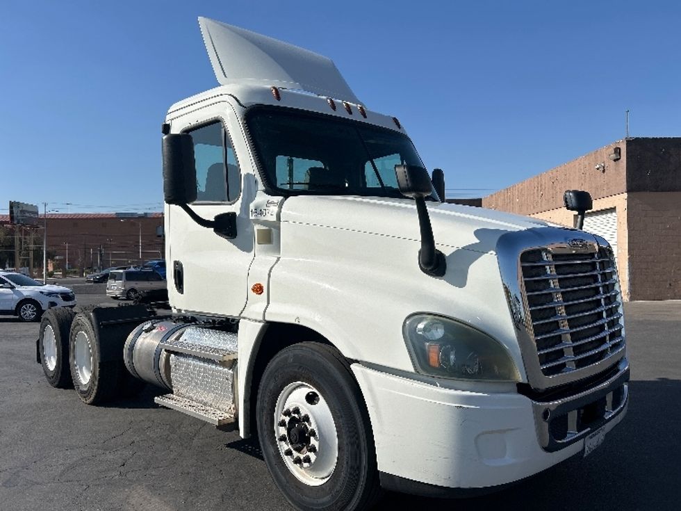 Day Cab Tractor-Heavy Duty Tractors-Freightliner-2017-Cascadia 12564ST-Las Vegas-NV-112,735\n\t\tmiles-$ 39,250 - Image 1
