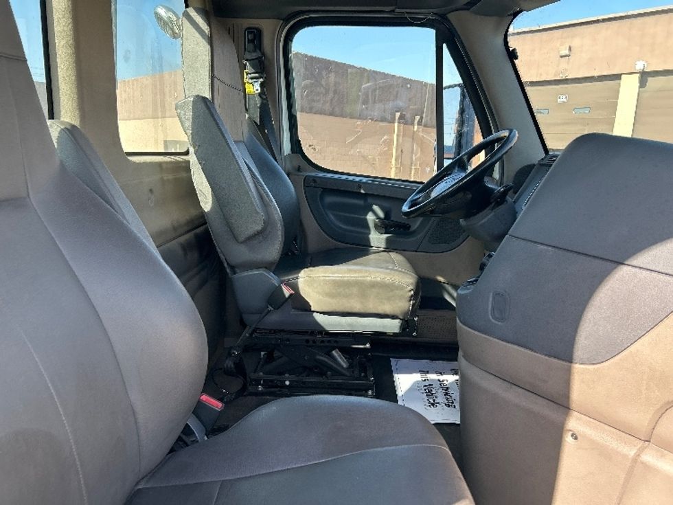 Day Cab Tractor-Heavy Duty Tractors-Freightliner-2017-Cascadia 12564ST-Las Vegas-NV-112,735\n\t\tmiles-$ 39,250 - Image 14