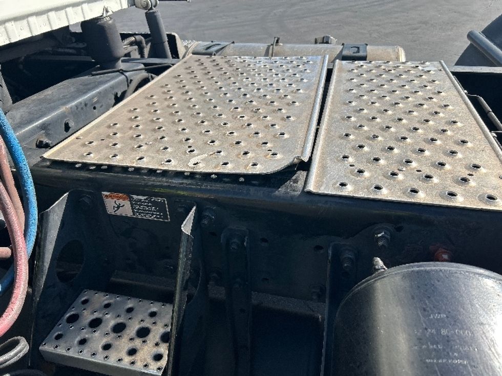 Day Cab Tractor-Heavy Duty Tractors-Freightliner-2017-Cascadia 12564ST-Las Vegas-NV-112,735\n\t\tmiles-$ 39,250 - Image 17