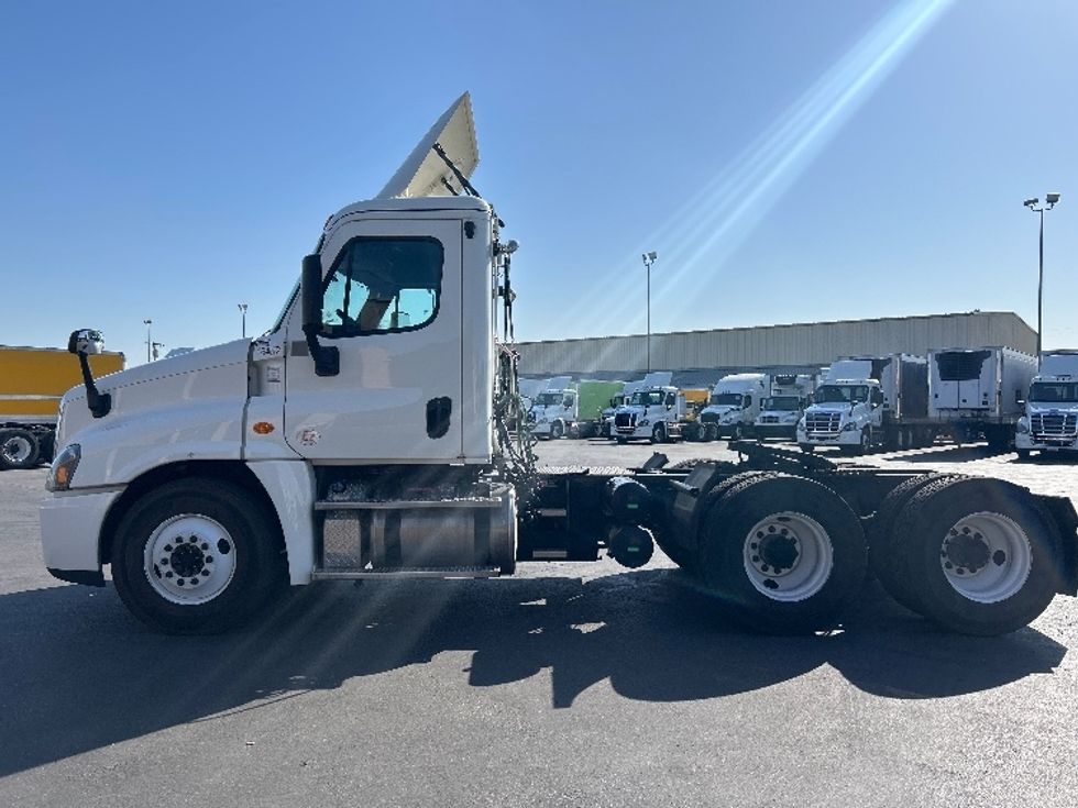 Day Cab Tractor-Heavy Duty Tractors-Freightliner-2017-Cascadia 12564ST-Las Vegas-NV-112,735\n\t\tmiles-$ 39,250 - Image 4