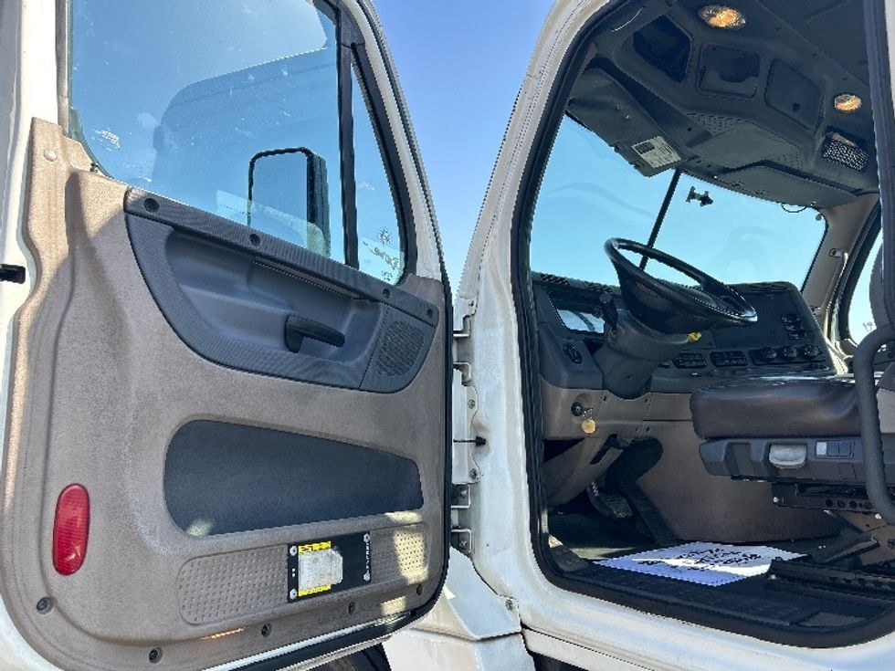 Day Cab Tractor-Heavy Duty Tractors-Freightliner-2017-Cascadia 12564ST-Las Vegas-NV-112,735\n\t\tmiles-$ 39,250 - Image 9