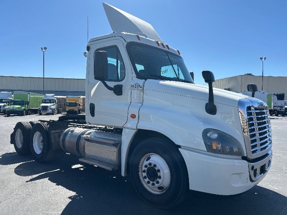 Day Cab Tractor-Heavy Duty Tractors-Freightliner-2017-Cascadia 12564ST-Las Vegas-NV-173,296\n\t\tmiles-$ 39,250 - Image 1