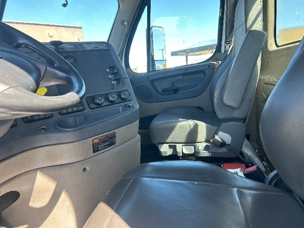 Day Cab Tractor-Heavy Duty Tractors-Freightliner-2017-Cascadia 12564ST-Las Vegas-NV-173,296\n\t\tmiles-$ 39,250 - Image 10