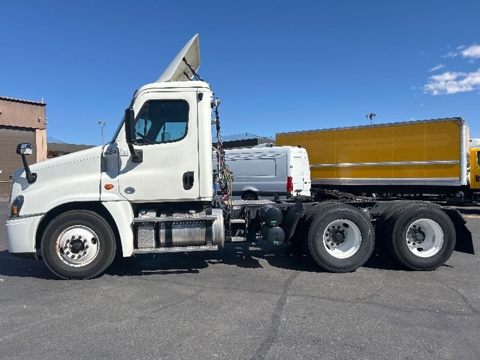 Day Cab Tractor-Heavy Duty Tractors-Freightliner-2017-Cascadia 12564ST-Las Vegas-NV-173,296\n\t\tmiles-$ 39,250 - Image 4