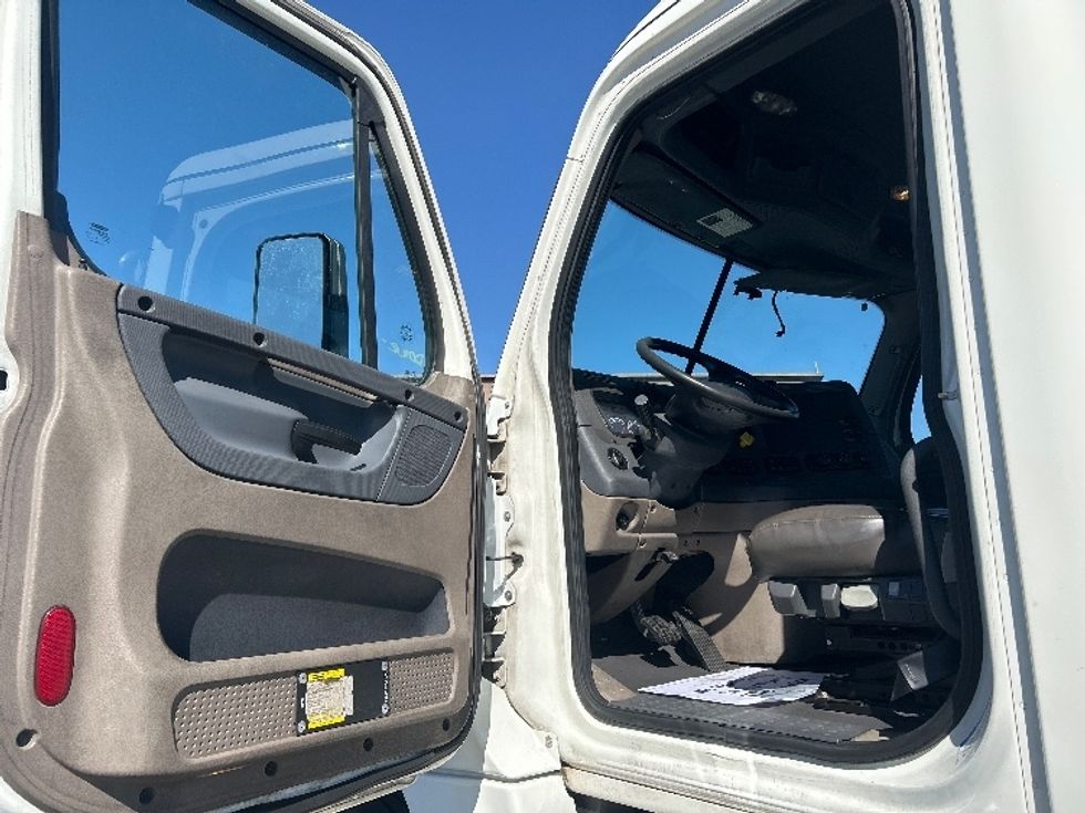 Day Cab Tractor-Heavy Duty Tractors-Freightliner-2017-Cascadia 12564ST-Las Vegas-NV-173,296\n\t\tmiles-$ 39,250 - Image 9