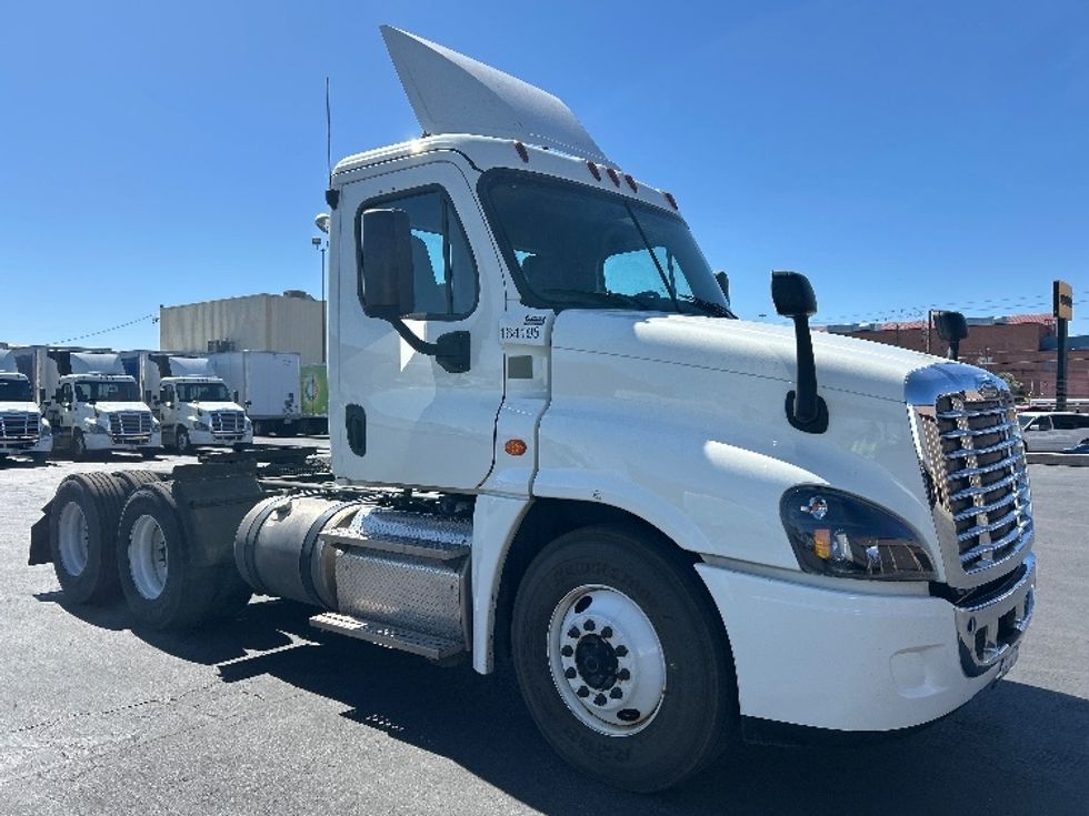 Day Cab Tractor-Heavy Duty Tractors-Freightliner-2017-Cascadia 12564ST-Las Vegas-NV-220,386\n\t\tmiles-$ 39,250 - Image 1