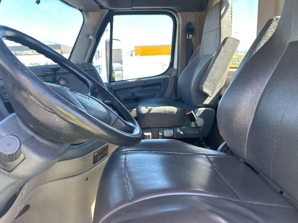 Day Cab Tractor-Heavy Duty Tractors-Freightliner-2017-Cascadia 12564ST-Las Vegas-NV-220,386\n\t\tmiles-$ 39,250 - Image 10